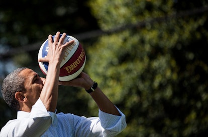 美国总统巴拉克·奥巴马在参加一个篮球站与H。
