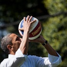 美国总统巴拉克·奥巴马在参加一个篮球站与H。