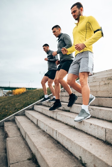 三个男人跑下楼梯。