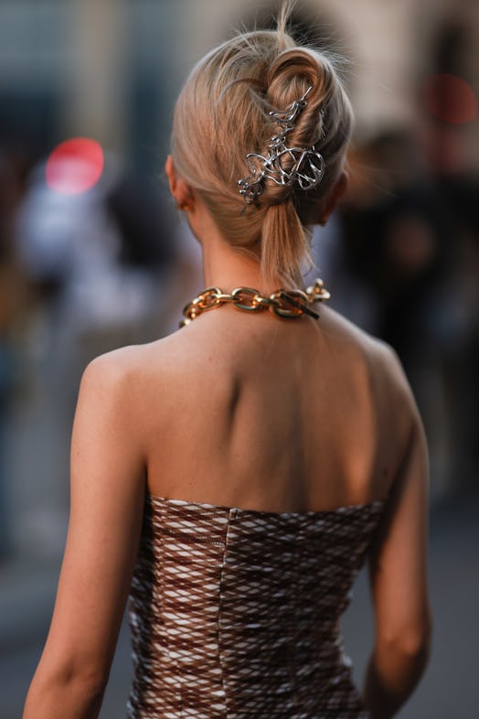 A guest wears a twisted bun, the 2022 holiday beauty trend for Capricorn