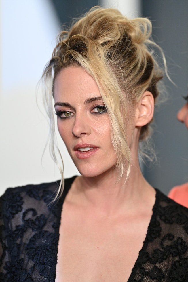 BEVERLY HILLS, CALIFORNIA - MARCH 27: Kristen Stewart attends the 2022 Vanity Fair Oscar Party hoste...