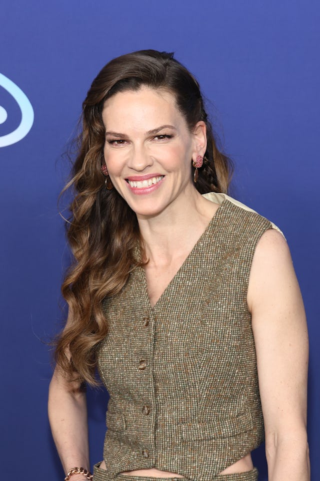 Hilary Swank is pregnant with twins.