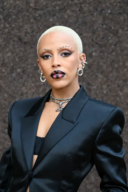 Doja Cat On Her Paris Fashion Week Makeup And That Gold Look Doja Cat On Her Paris Fashion Week Makeup And That Gold Look