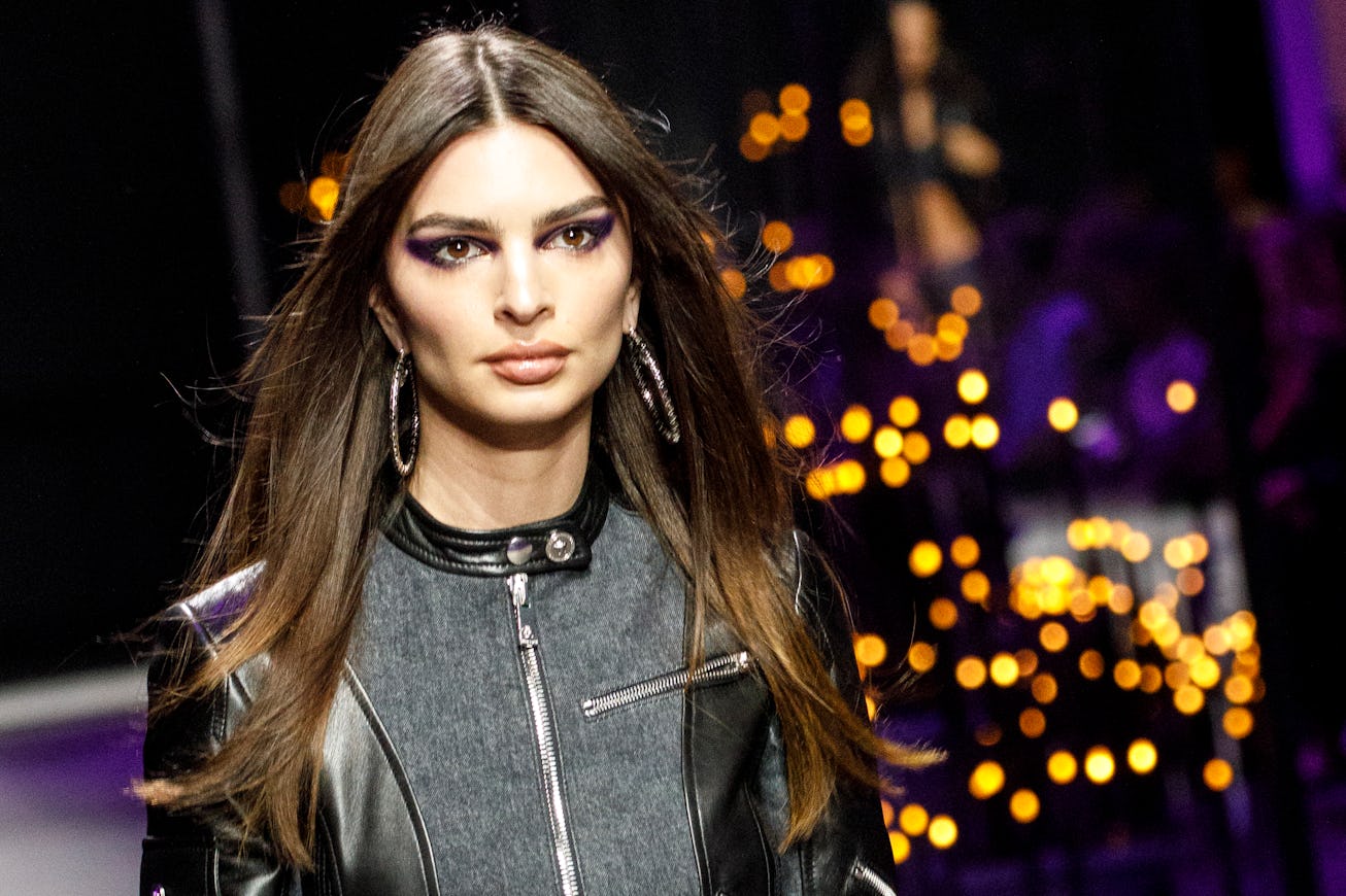 MILAN, ITALY - SEPTEMBER 23: Emily Ratajkowski walks the runway of the Versace Fashion Show during t...
