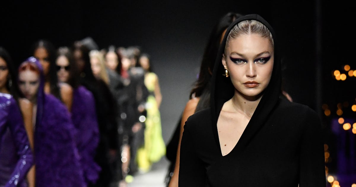 Valentino провели шоу осень-зима 2022-2023 в Париже. В нем приняла участие супер