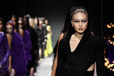 MILAN, ITALY - SEPTEMBRE 23: Gigi Hadid walks the runway during the Versace Ready to Wear Spring/Sum...
