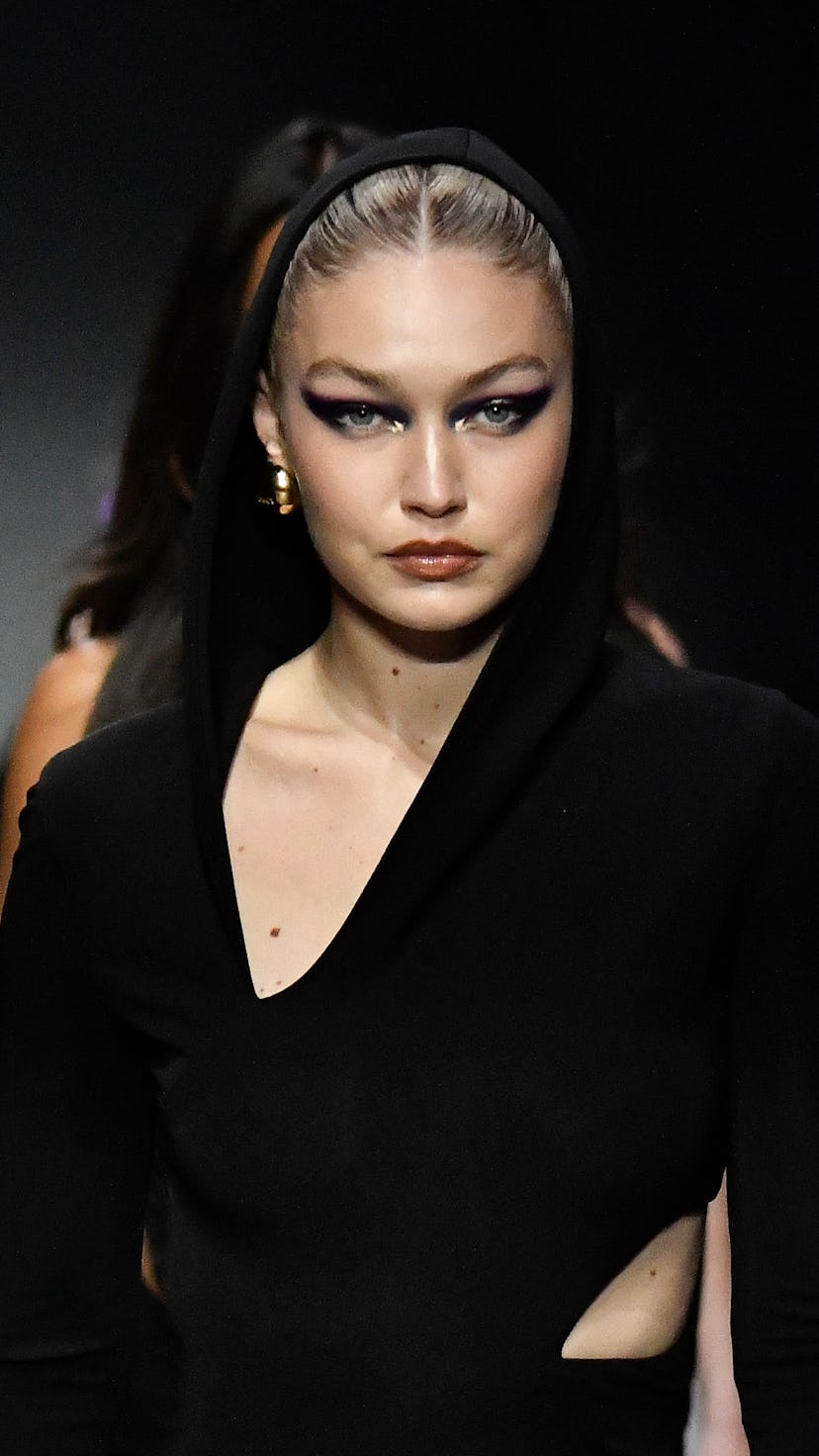 MILAN, ITALY - SEPTEMBRE 23: Gigi Hadid walks the runway during the Versace Ready to Wear Spring/Sum...