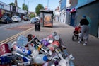2022年7月31日，英国伯明翰，垃圾堆积在垃圾桶上。
