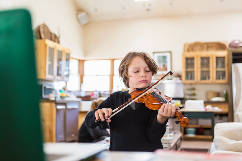 a child plays violin.