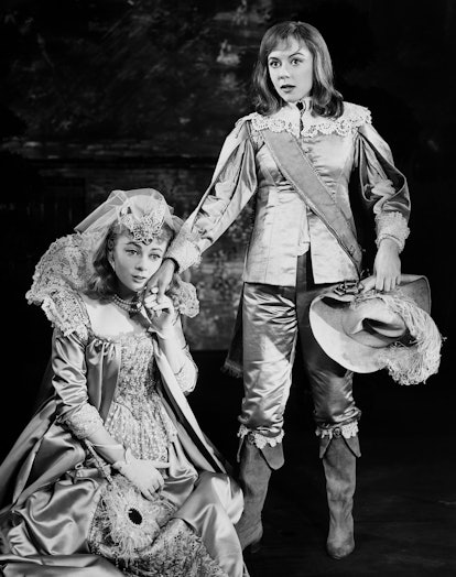 Dorothy Tutin as Viola and Geraldine McEwan as Olivia (l) in the 1960 production of Shakespeare's Tw...