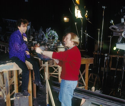 美国编剧和制片人蒂姆·伯顿与导演亨利·塞利克在定格动画m的片场。
