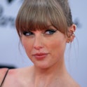13 November 2022, North Rhine-Westphalia, D·sseldorf: Taylor Swift walks the red carpet at the MTV E...