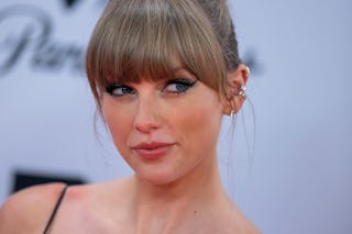 13 November 2022, North Rhine-Westphalia, D·sseldorf: Taylor Swift walks the red carpet at the MTV E...