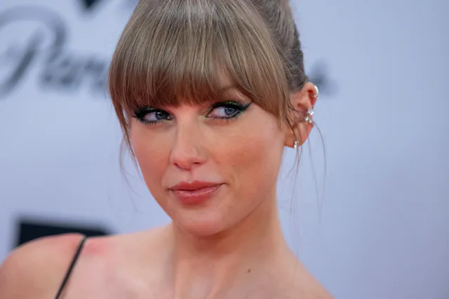 13 November 2022, North Rhine-Westphalia, D·sseldorf: Taylor Swift walks the red carpet at the MTV E...