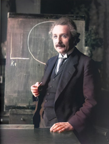 Retrato de medio cuerpo del científico Albert Einstein parado frente a una pizarra, 1921. Nota: La foto fue...