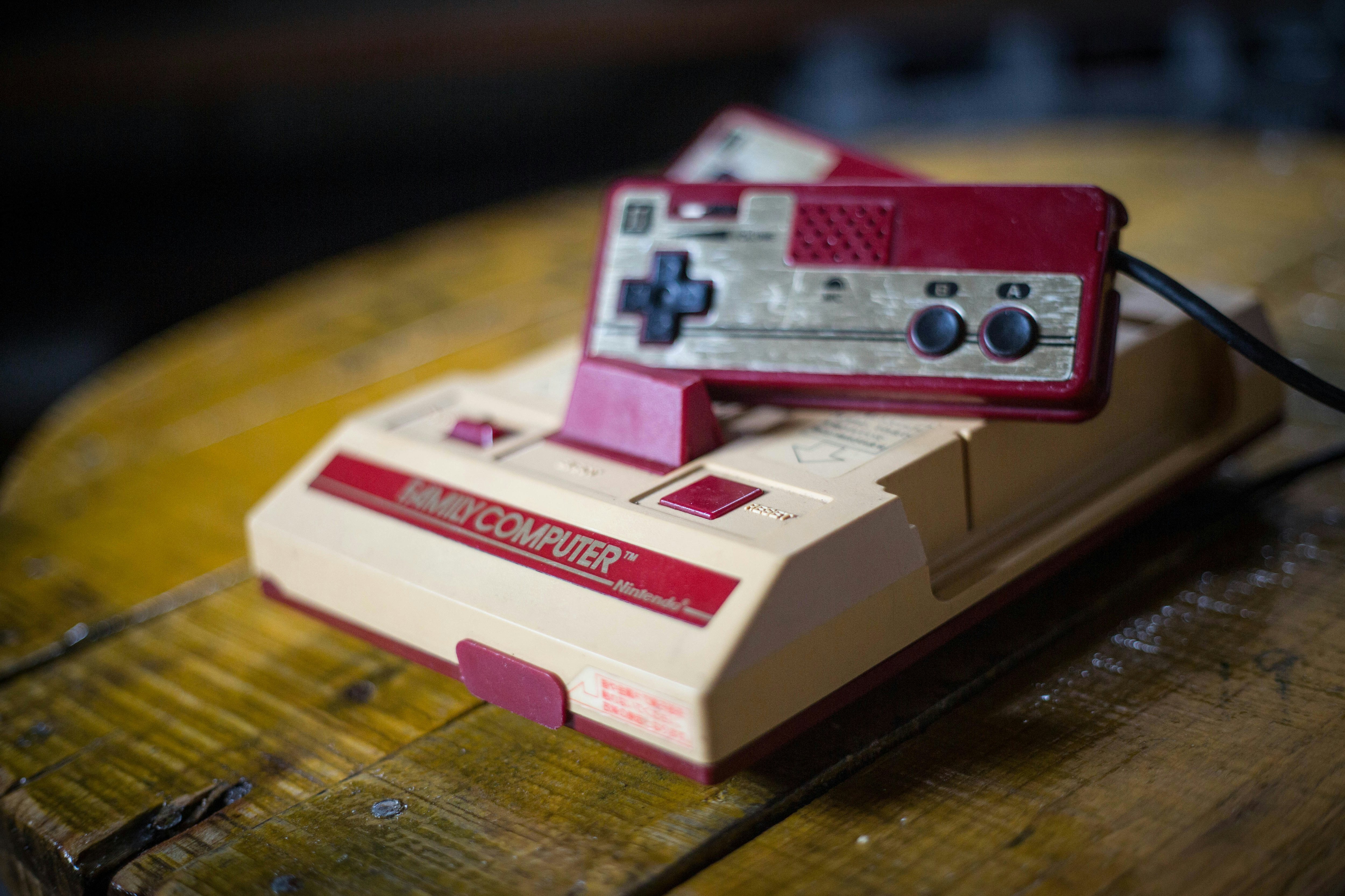 Nintendo old. Nintendo Famicom. Nintendo Старая. Famicom задняя панель. Nintendo Famicom Family Basic Keyboard.