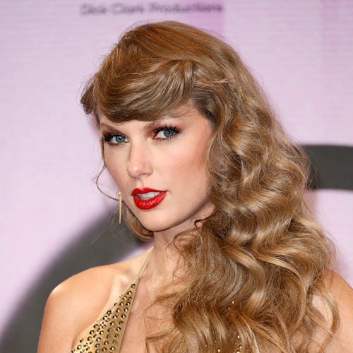 Taylor Swift in 70s disco curls at 2022 American Music Awards