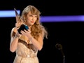 Taylor Swift swept her categories at the 2022 AMAs