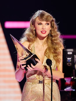 LOS ANGELES, CALIFORNIA - NOVEMBER 20: Taylor Swift accepts the Favorite Pop Album award for 'Red (T...
