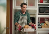 MODERN FAMILY - "Three Turkeys" - Phil is cooking Thanksgiving dinner this year with Luke as his sou...