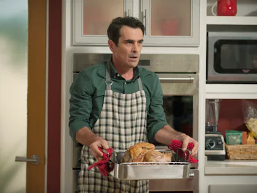 MODERN FAMILY - "Three Turkeys" - Phil is cooking Thanksgiving dinner this year with Luke as his sou...