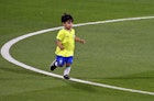 巴西中场球员卢卡斯·帕奎塔的儿子本尼西奥在训练期间在球场上奔跑。