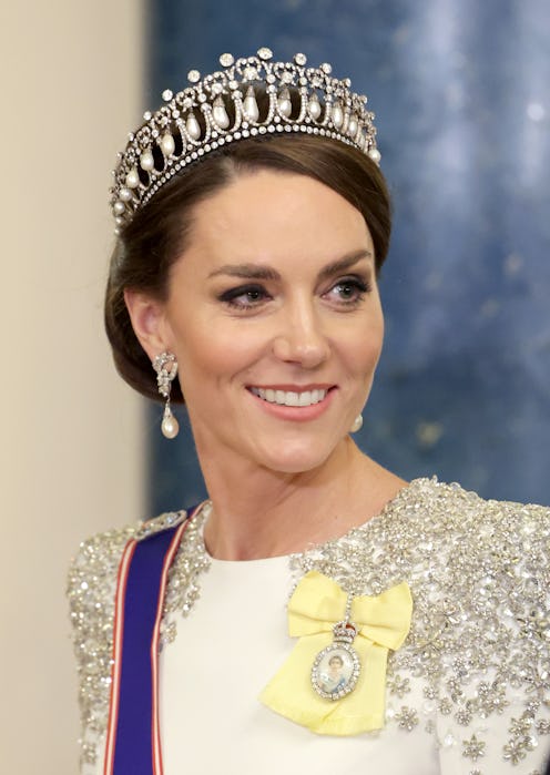 Kate Middleton paid tribute to the Queen with a pearl bracelet. 