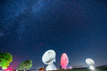 28 July 2020, Bavaria, Raisting Am Ammersee: The starry sky shines above the terrestrial radio station at ...