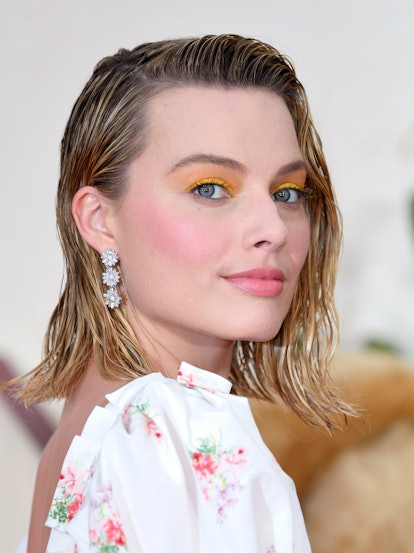 Margot Robbie's wet hair look bob with a flip and side part at  'Goodbye Christopher Robin' premiere...