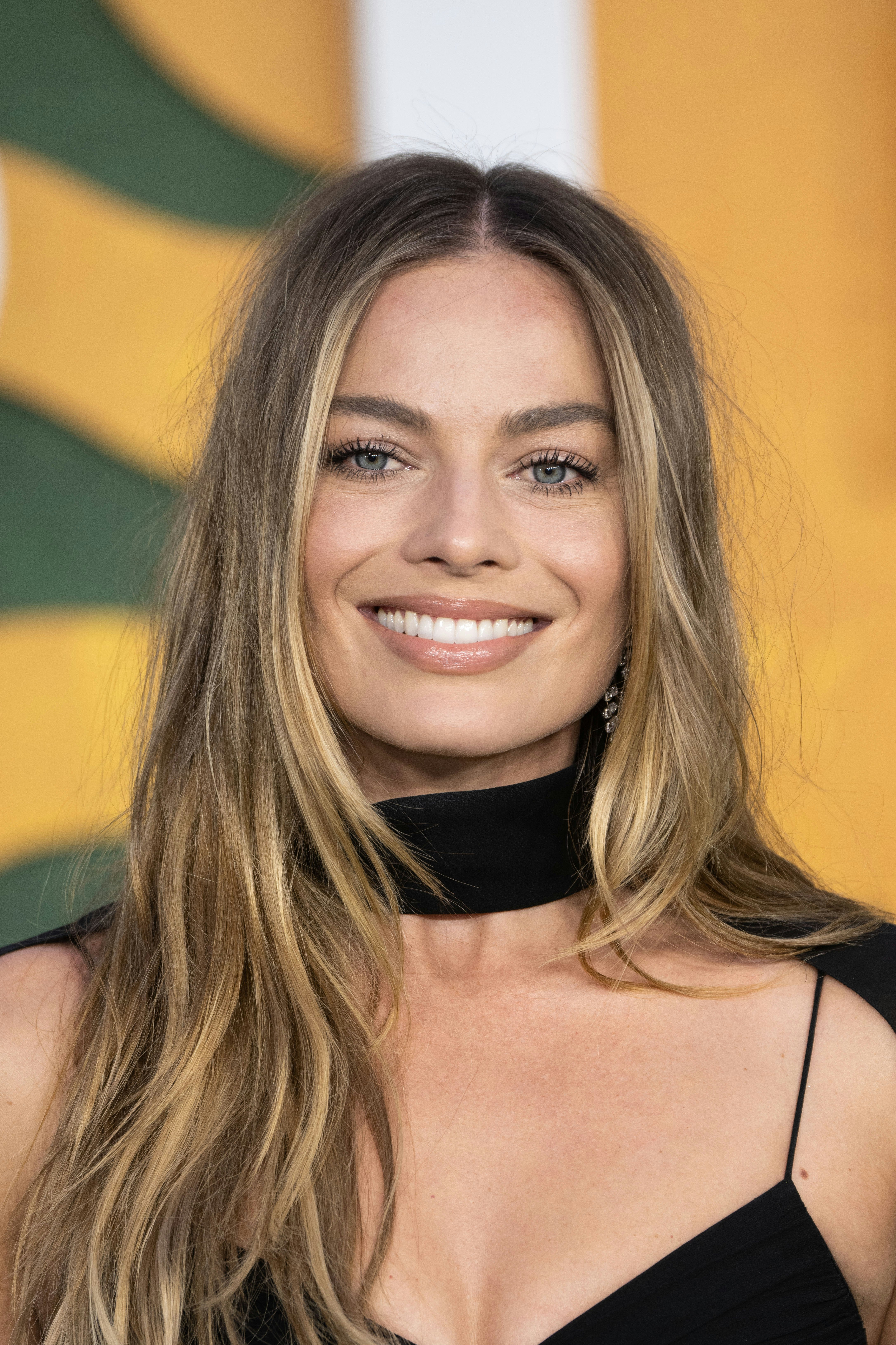 Margot Robbie's Hair Bow Is The Sweetest Holiday Party Accessory