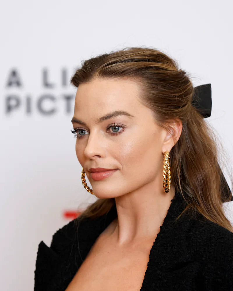 Margot Robbie's Hair Bow Is The Sweetest Holiday Party Accessory