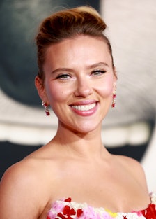 LOS ANGELES, CALIFORNIA - DECEMBER 12: Scarlett Johansson attends the premiere of Illumination's "Si...