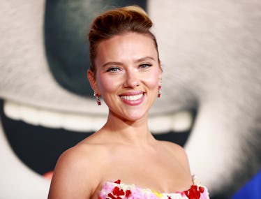 LOS ANGELES, CALIFORNIA - DECEMBER 12: Scarlett Johansson attends the premiere of Illumination's "Si...