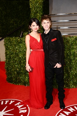 Selena Gomez (L) and Justin Bieber attend Vanity Fair's 17th annual Oscars party.