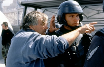 นักแสดงชาวอเมริกัน แคสเปอร์ แวน เดียน กับผู้กำกับชาวดัตช์ พอล เวอร์โฮเวน ในกองถ่าย Starship T...