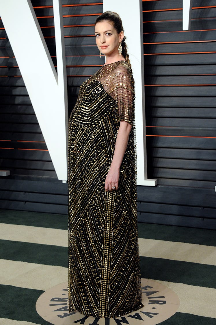  Anne Hathaway attends the 2016 Vanity Fair Oscar Party 