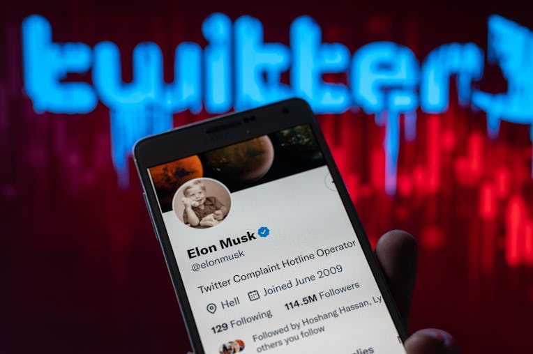 Elon Musk's Twitter account displayed on a screen are seen in this illustration. In Brussels - Belg...