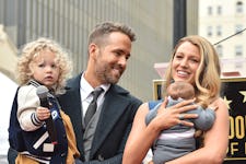 演员瑞安·雷诺兹和布莱克·莱弗利和女儿詹姆斯·雷诺兹和Ines雷诺兹。