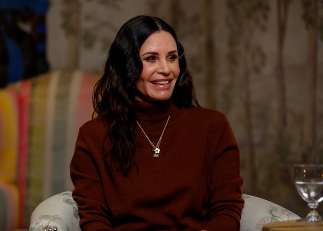 Courtney Cox surprised fans by photobombing their photos on the 'Friends' couch.