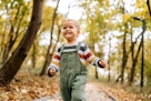 可爱的小男孩微笑着在公园里跑步的肖像