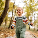 可爱的小男孩微笑着在公园里跑步的肖像