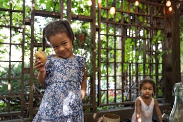 三个小女孩的母亲在周末有活动,魁北克,加拿大