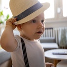 小男孩戴着帽子，很顽皮万博体育app安卓版下载