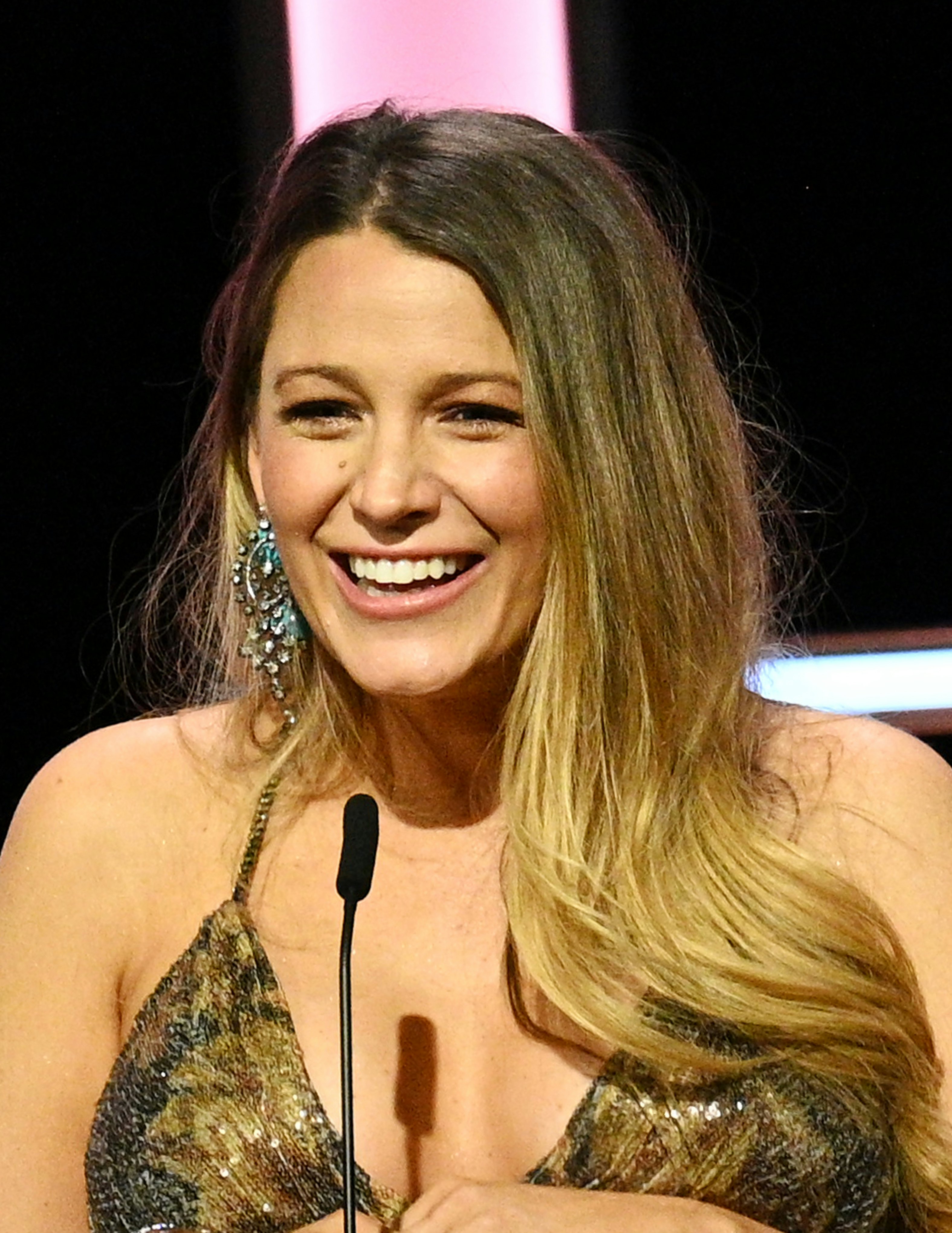 Blake Lively Trolls Ryan Reynolds Over Her Messy Hair In Funny New Photo pic