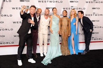 NEW YORK, NEW YORK - JUNE 21: Luke Hemsworth takes a selfie with Jeffrey Wright, Aaron Paul, Angela ...