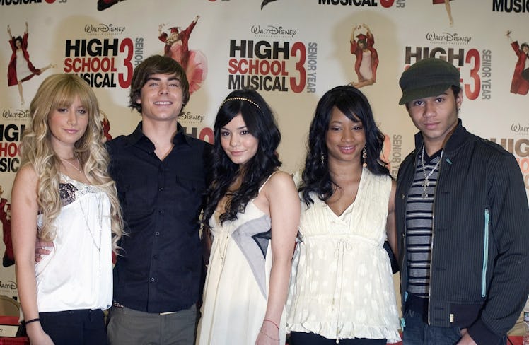 Ashley Tisdale, Zac Efron, Vanessa Hudgens, Monique Coleman, and Corbin Bleu pose at the 'High Schoo...