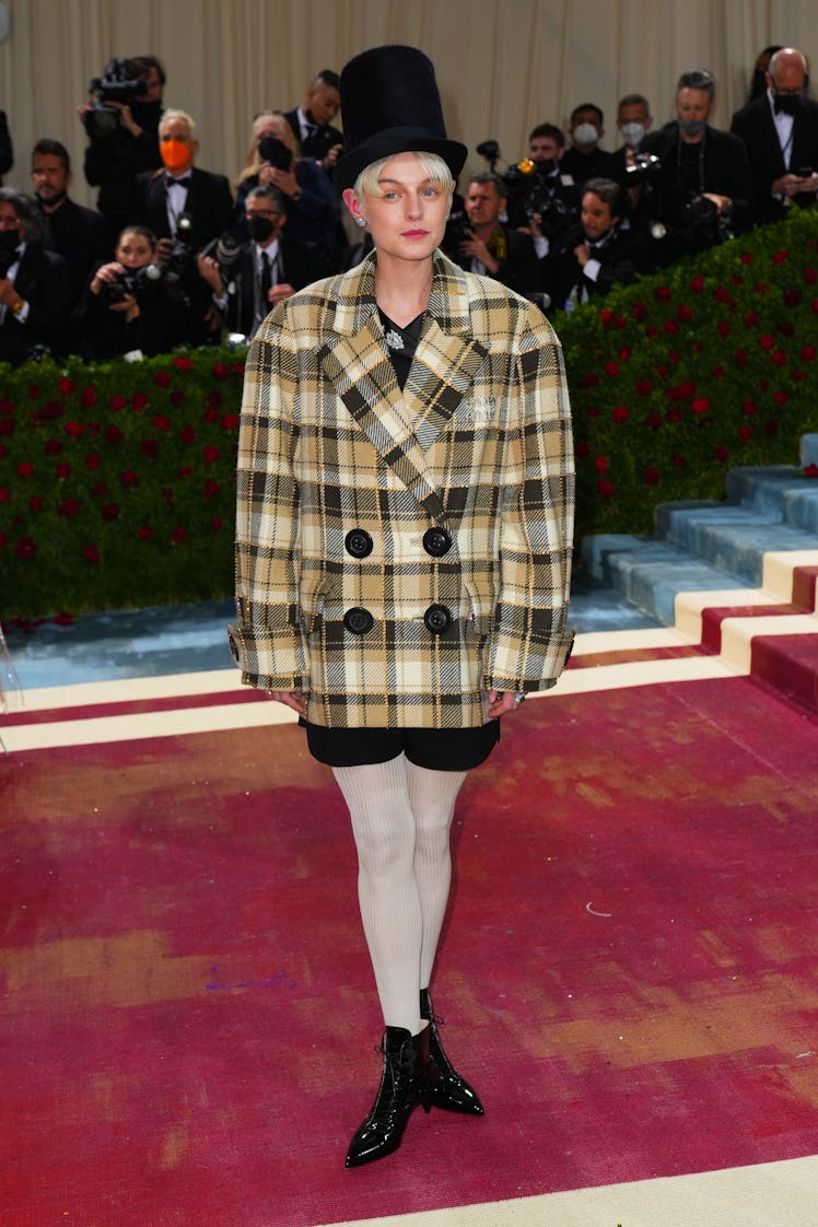  Emma Corrin attends The 2022 Met Gala Celebrating "In America: An Anthology of Fashion"