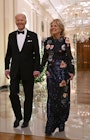 美国总统乔·拜登和第一夫人吉尔·拜登抵达肯尼迪中心的荣誉招待会。