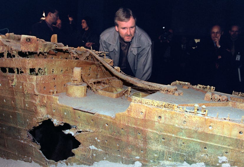 Der amerikanische Filmregisseur James Cameron sieht sich am 6.1.1998 ein Modell der untergegangenen …