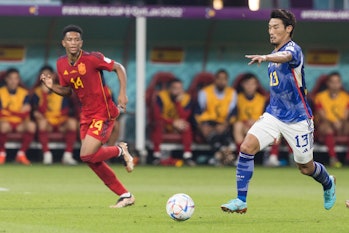 Jose Gaya, Hidemasa Morita während des WM-Spiels zwischen Japan und Spanien in Doha, Katar, am 27.